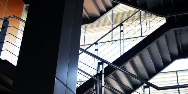 Pintar Fachadas de Empresas / Negocios / Locales Comerciales en Pirineus · Pintado de Escaleras